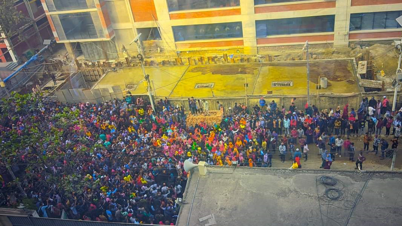 চট্টগ্রাম ইপিজেডে বেতন বৃদ্ধির দাবিতে শ্রমিকদের বিক্ষোভ
